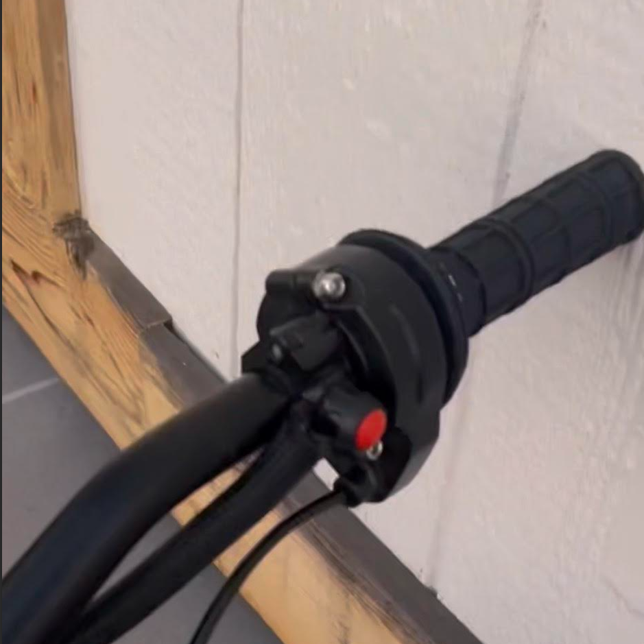 Plug and play macfox/super Surron throttle(PRE ORDER)